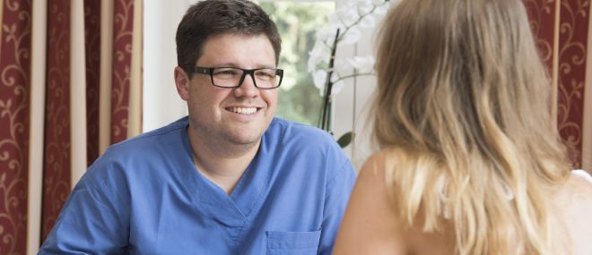 Abbildung Chefarzt im Gespräch mit Venenpatientin