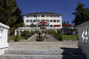 Schlossklinik mit Blick vom Seeufer