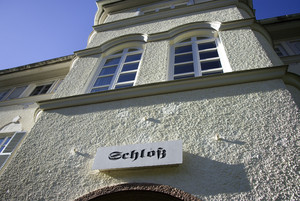 Bild vom Eingangsbereich in Richtung auf den Schlossbrunnen
